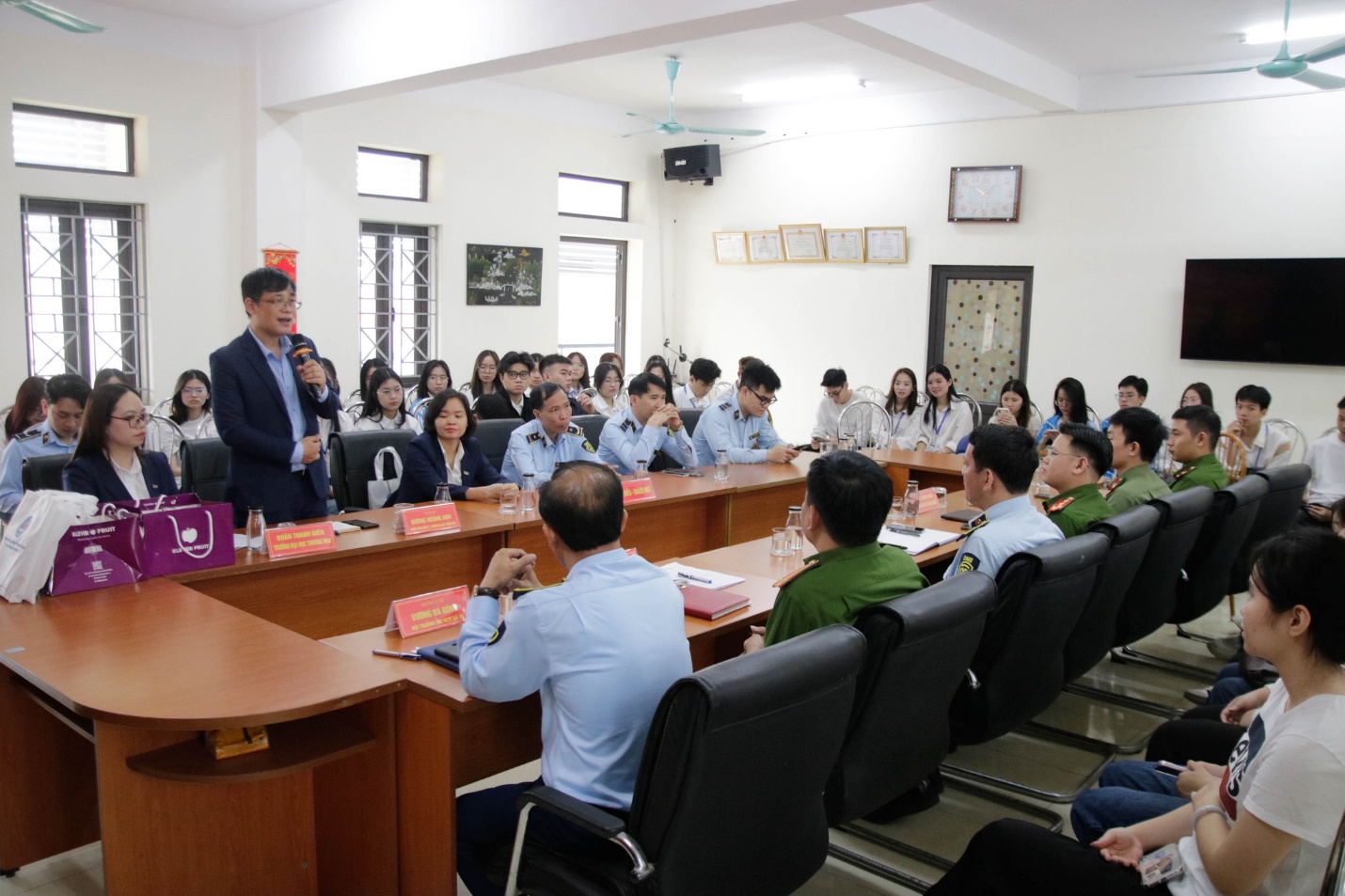 Có thể là hình ảnh về một hoặc nhiều người, mọi người đang học và văn bản