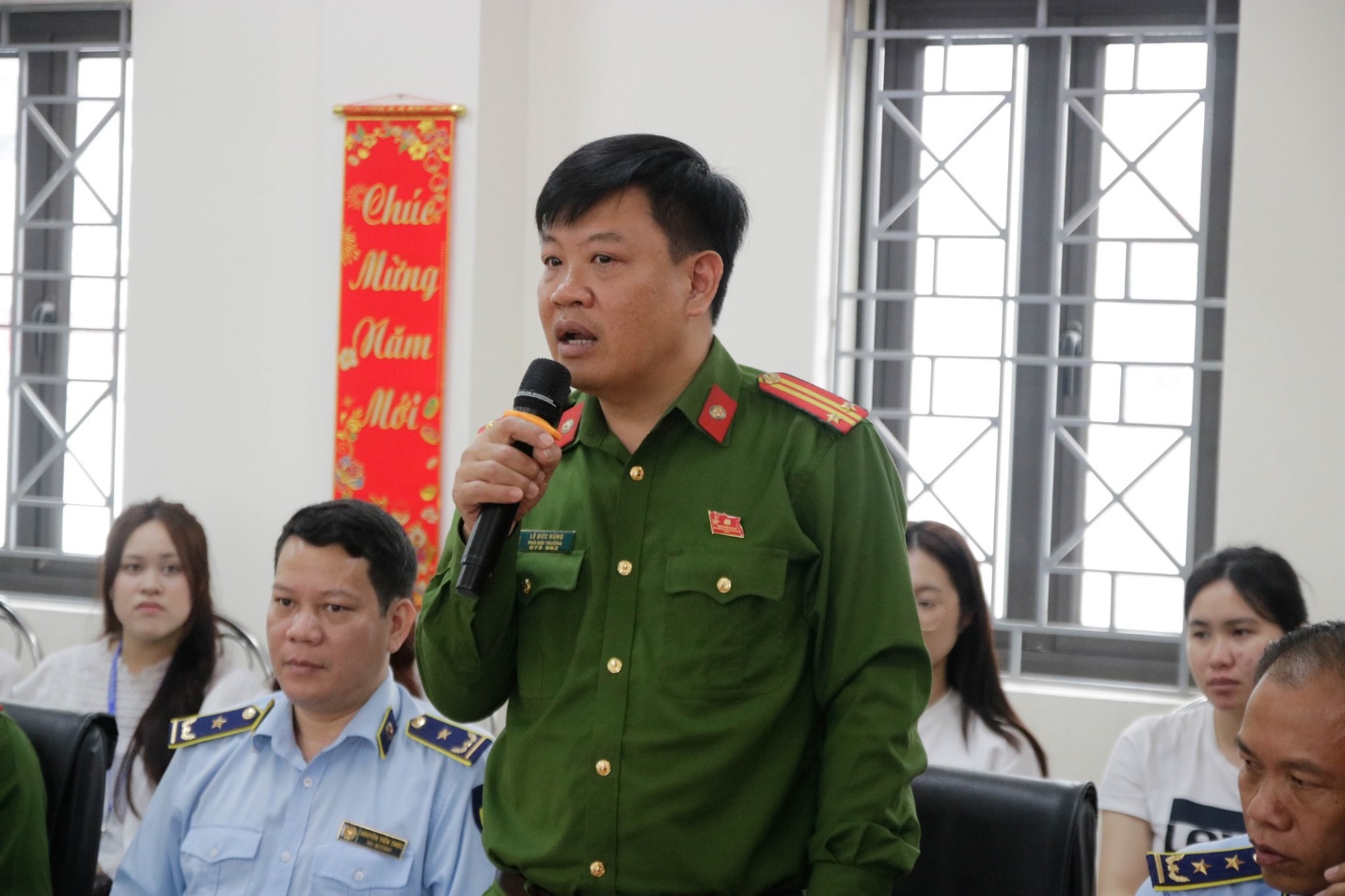 Có thể là hình ảnh về một hoặc nhiều người và văn bản cho biết 'Chúc Mừng Măm MblR'