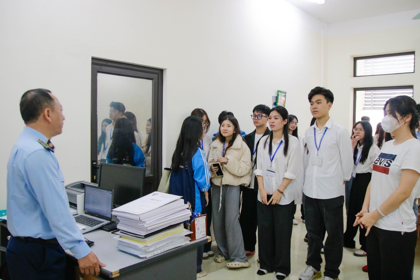 Có thể là hình ảnh về một hoặc nhiều người, mọi người đang học, bệnh viện và văn bản