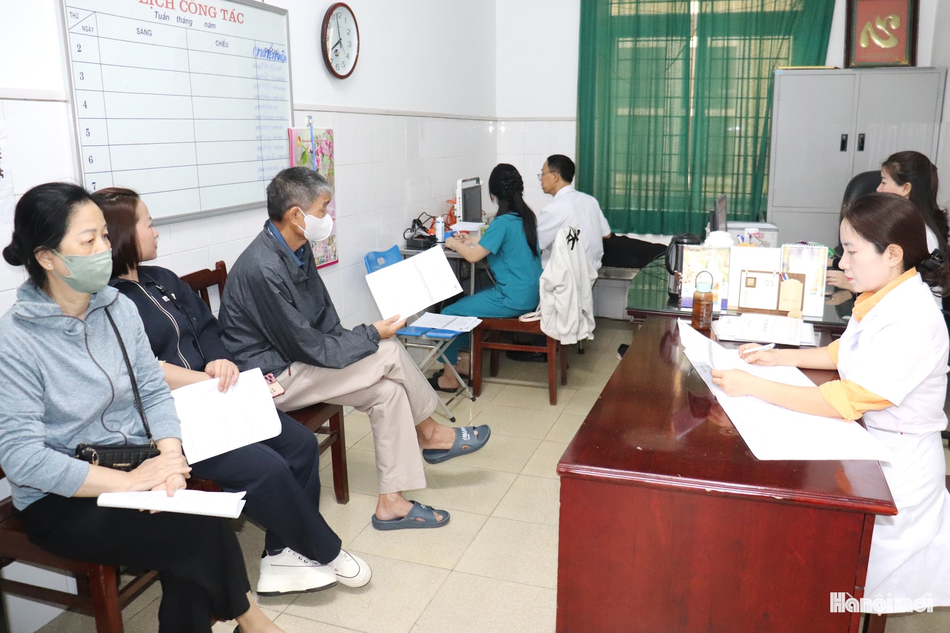 Người dân Kiến Hưng được khám, xét nghiệm chất lượng cao miễn phí tại trạm y tế- Ảnh 4.