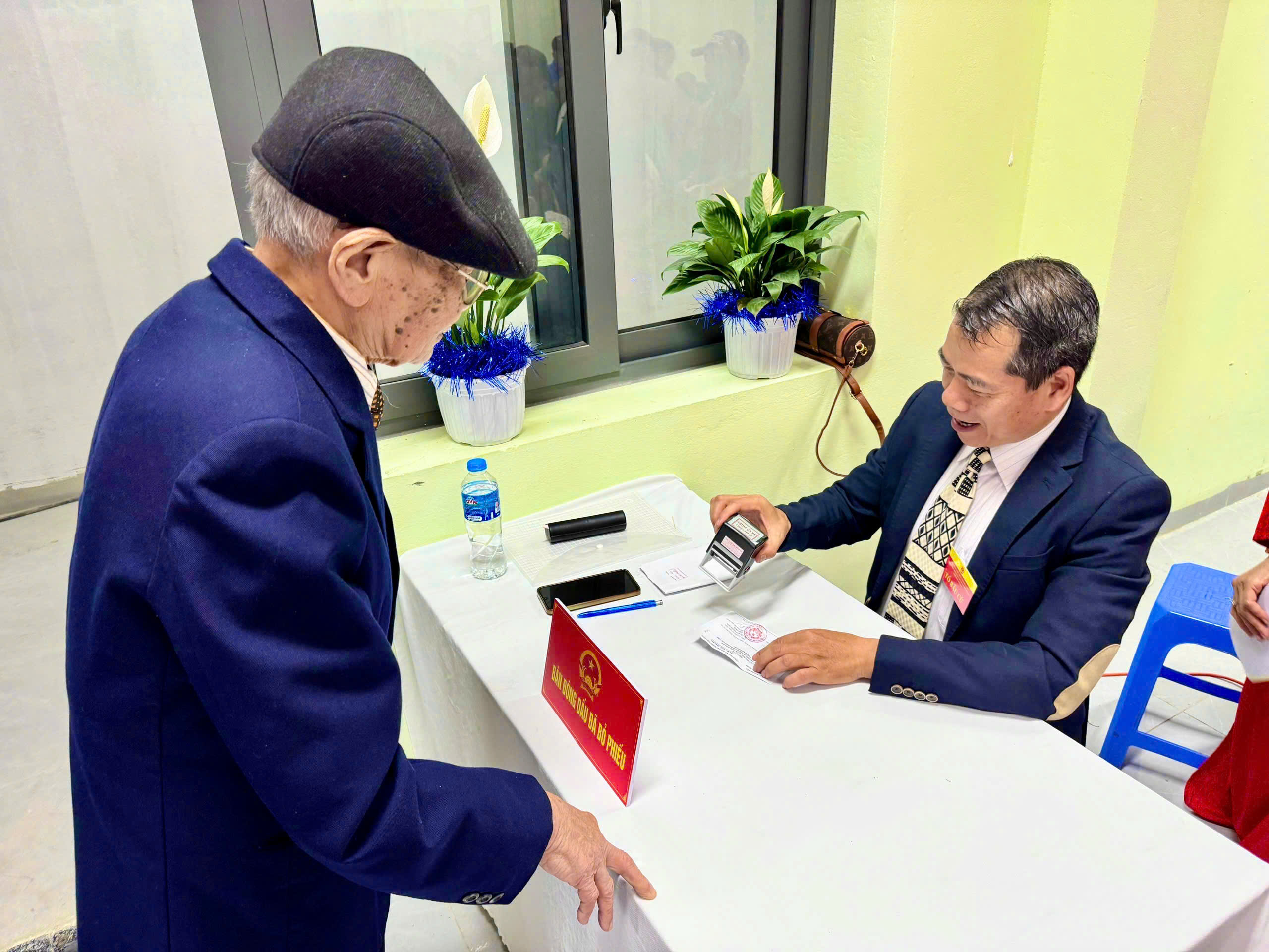 CÔNG BỐ KẾT QUẢ BẦU CỬ ĐẠI BIỂU HỘI ĐỒNG NHÂN DÂN PHƯỜNG VĂN MIẾU - QUỐC TỬ GIÁM KHÓA II, NHIỆM KỲ 2026 – 2031- Ảnh 2.