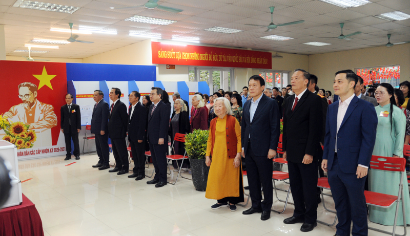 Cử tri cả nước thực hiện quyền và nghĩa vụ thiêng liêng của công dân- Ảnh 24.