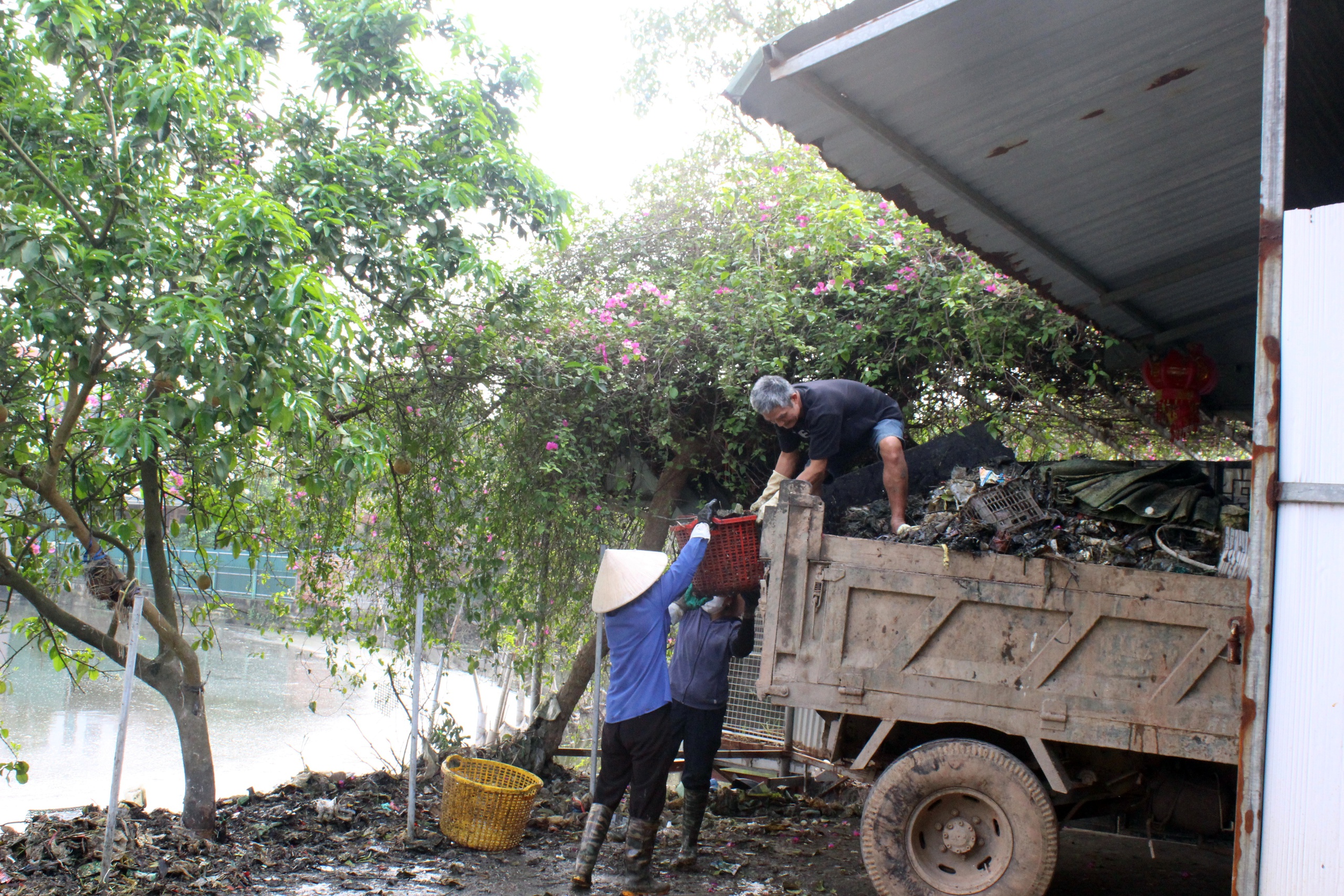 Xã Quảng Bị tăng cường các biện pháp bảo vệ môi trường khu chợ buôn bán giết mổ gia súc, gia cầm tại thôn Bến- Ảnh 4.