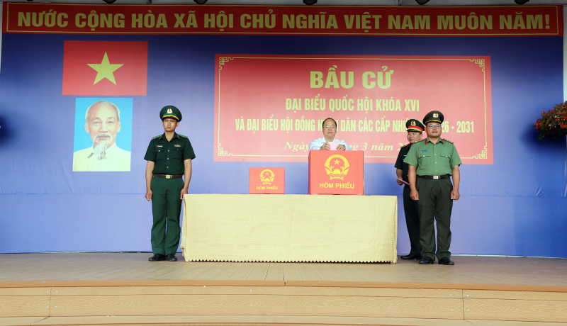 Cử tri cả nước thực hiện quyền và nghĩa vụ thiêng liêng của công dân- Ảnh 93.