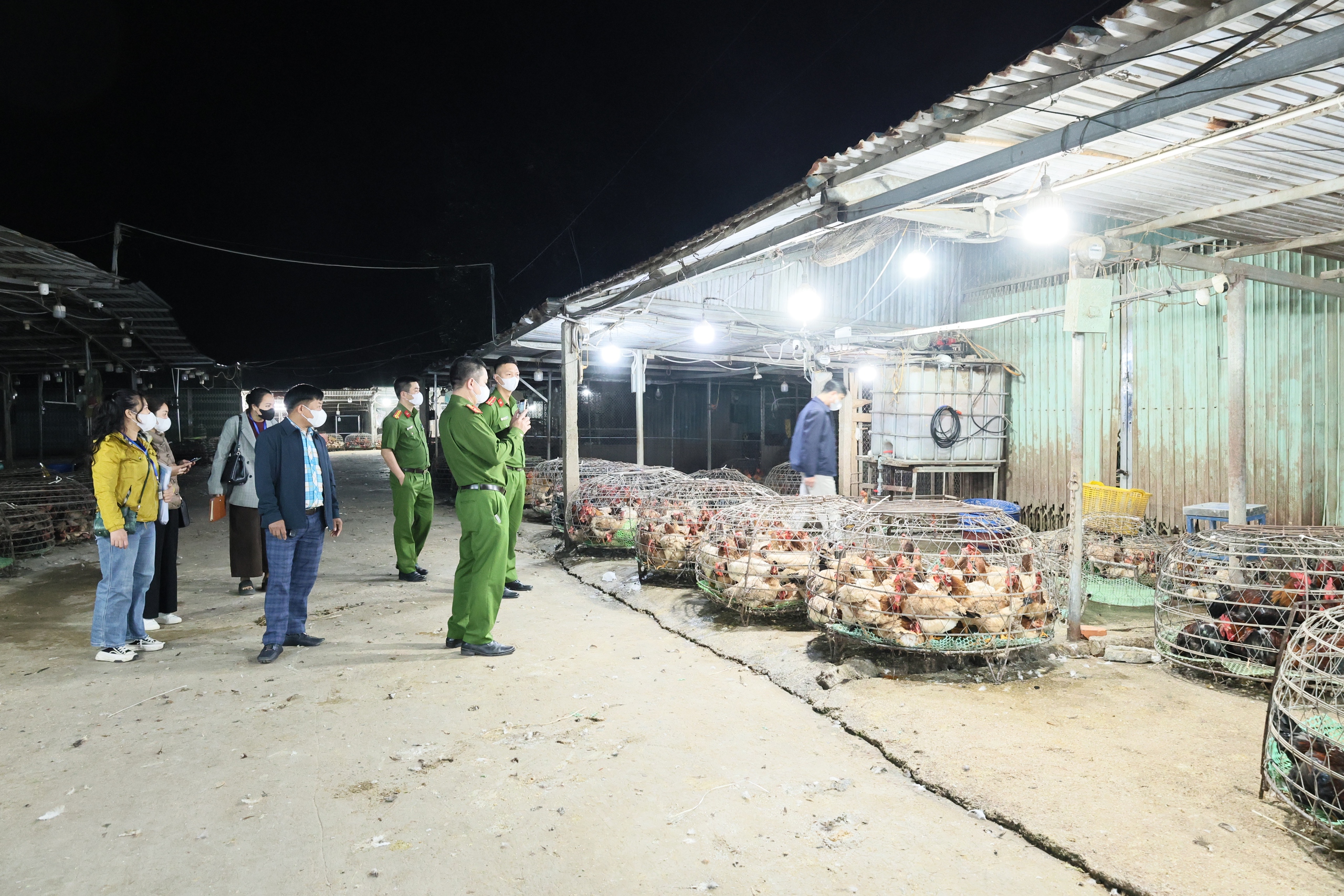 Xã Quảng Bị tăng cường các biện pháp bảo vệ môi trường khu chợ buôn bán giết mổ gia súc, gia cầm tại thôn Bến- Ảnh 2.