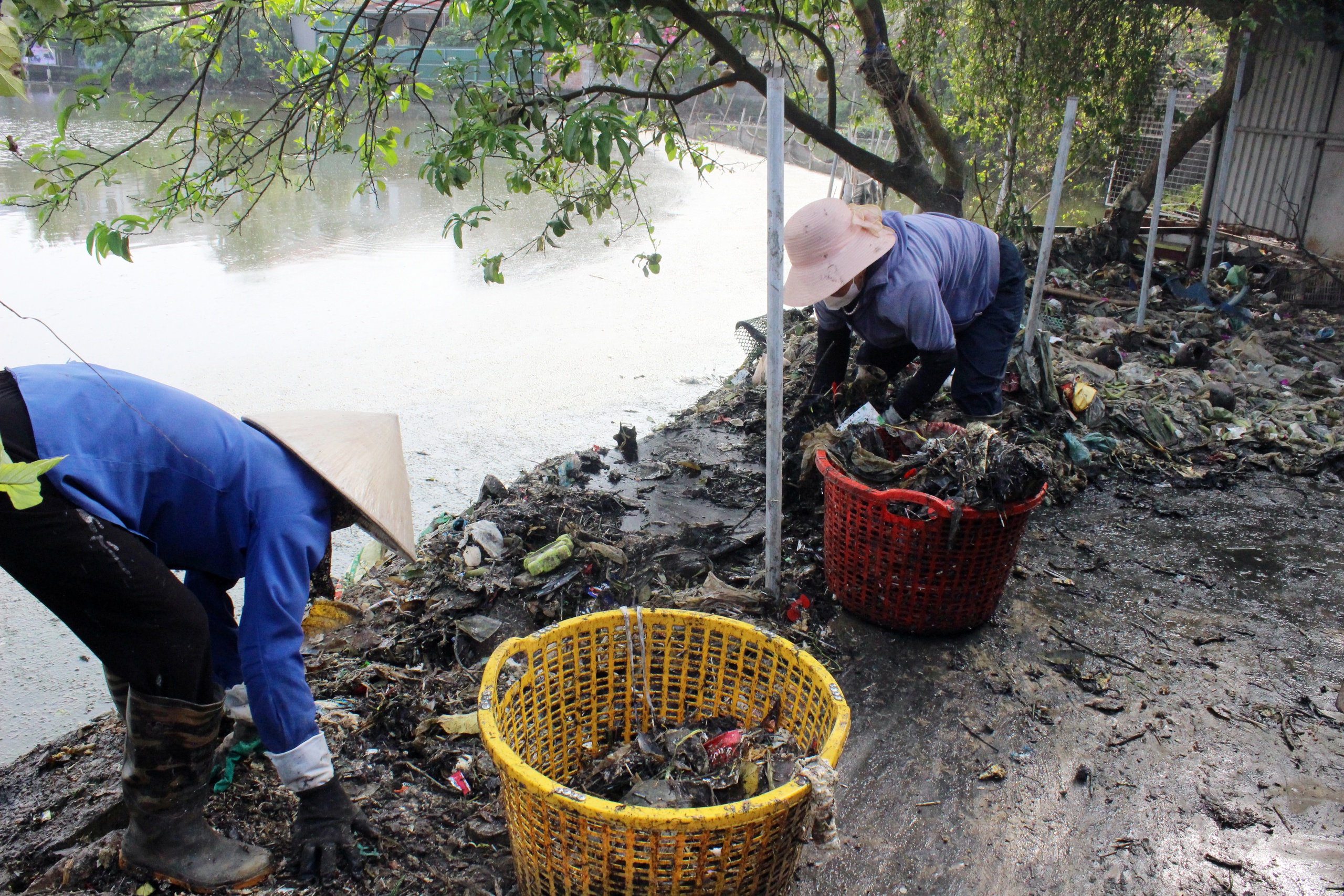 Xã Quảng Bị tăng cường các biện pháp bảo vệ môi trường khu chợ buôn bán giết mổ gia súc, gia cầm tại thôn Bến- Ảnh 5.
