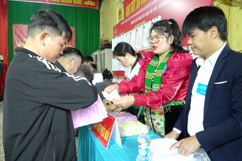 Cử tri cả nước thực hiện quyền và nghĩa vụ thiêng liêng của công dân- Ảnh 74.