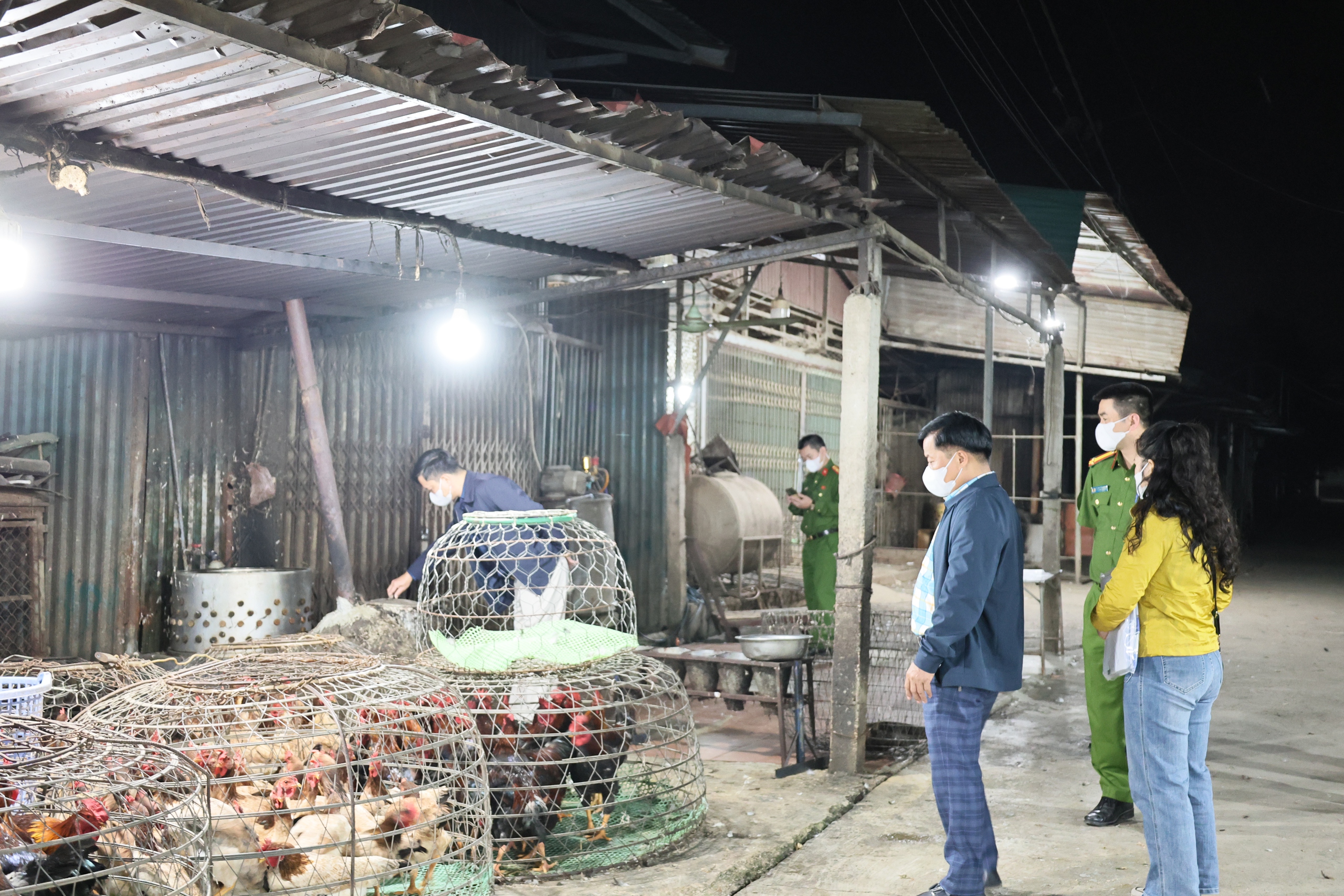 Xã Quảng Bị tăng cường các biện pháp bảo vệ môi trường khu chợ buôn bán giết mổ gia súc, gia cầm tại thôn Bến- Ảnh 3.