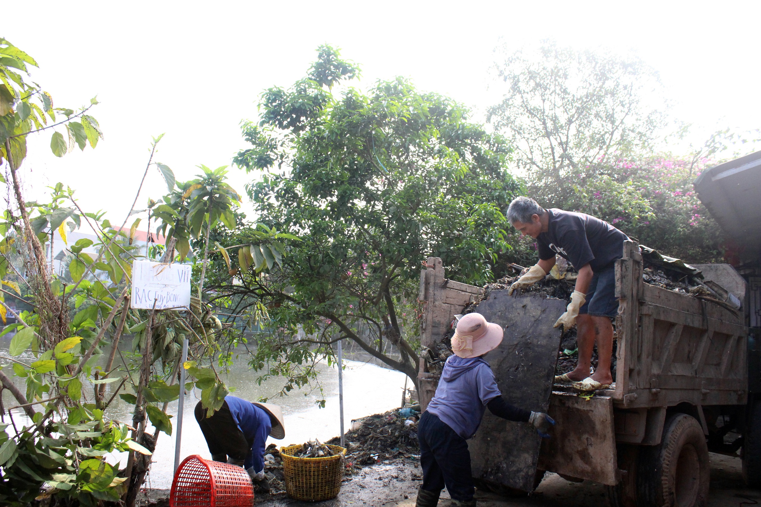 Xã Quảng Bị tăng cường các biện pháp bảo vệ môi trường khu chợ buôn bán giết mổ gia súc, gia cầm tại thôn Bến- Ảnh 6.