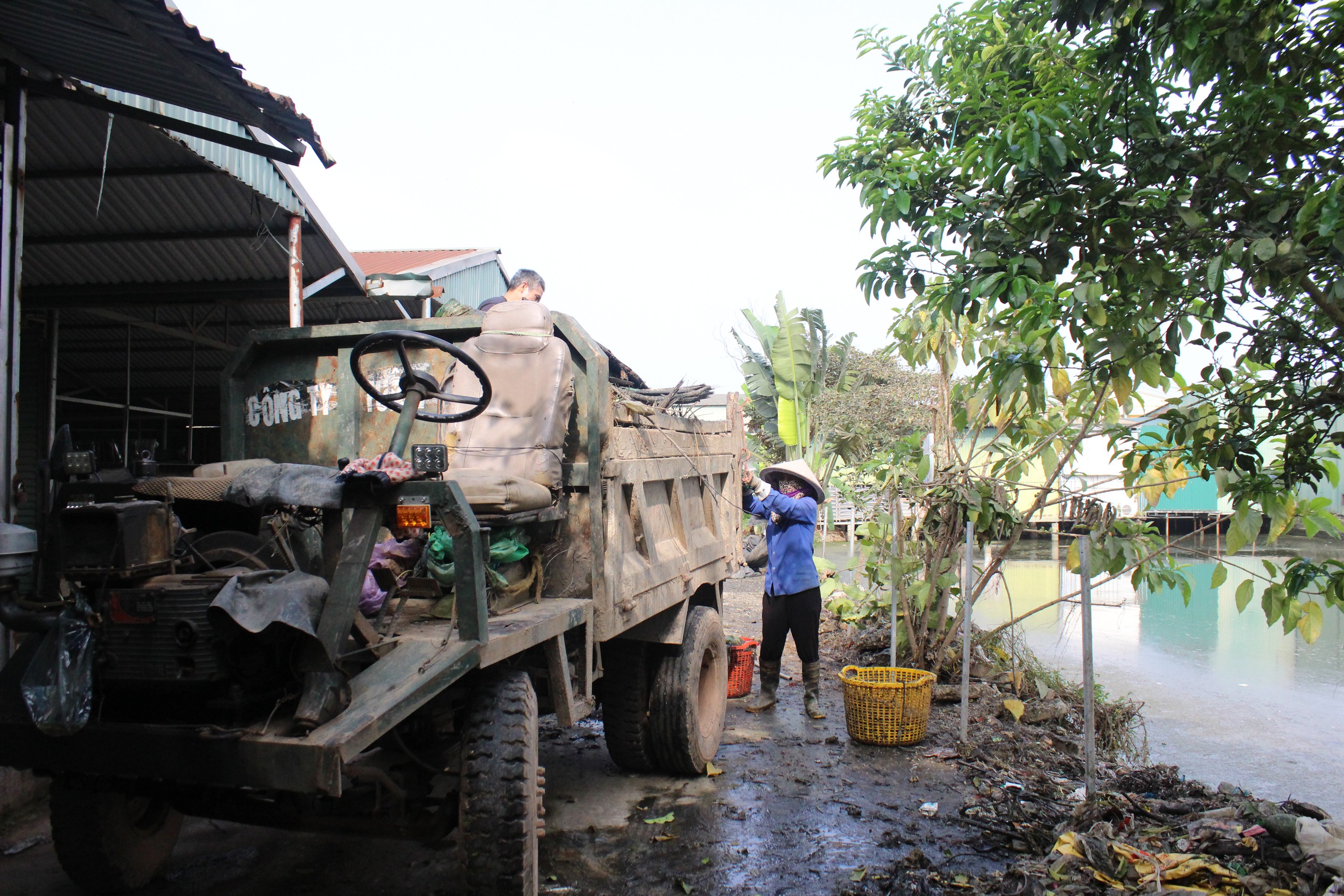 Xã Quảng Bị tăng cường các biện pháp bảo vệ môi trường khu chợ buôn bán giết mổ gia súc, gia cầm tại thôn Bến- Ảnh 7.