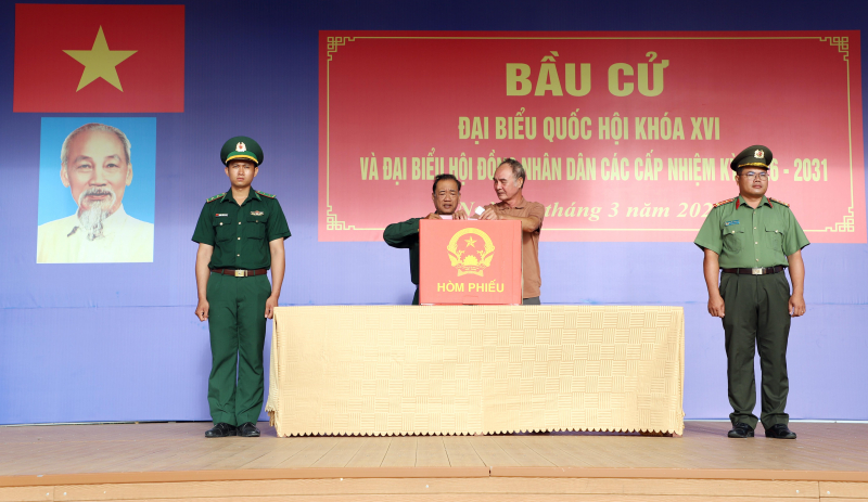 Cử tri cả nước thực hiện quyền và nghĩa vụ thiêng liêng của công dân- Ảnh 97.