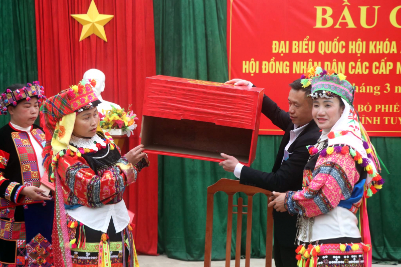 Cử tri cả nước thực hiện quyền và nghĩa vụ thiêng liêng của công dân- Ảnh 51.