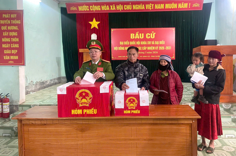 Cử tri cả nước thực hiện quyền và nghĩa vụ thiêng liêng của công dân- Ảnh 52.