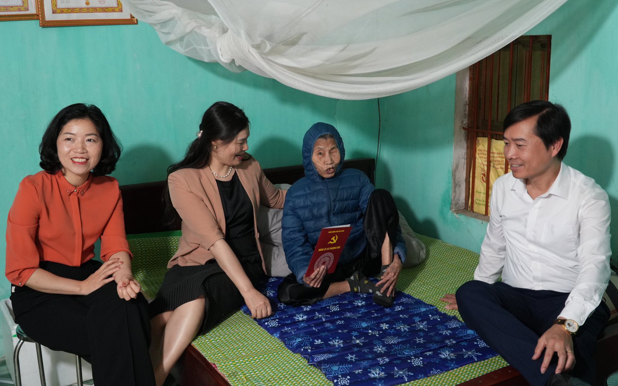 CÁC ĐỒNG CHÍ LÃNH ĐẠO XÃ THĂM HỎI ĐỘNG VIÊN ĐỐI VỚI ĐẢNG VIÊN CAO TUỔI LƯƠNG THỊ CHIÊM