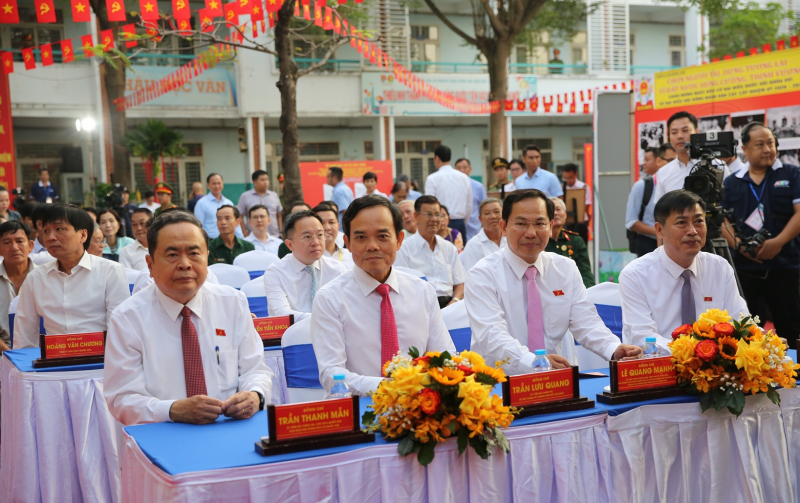 Cử tri cả nước thực hiện quyền và nghĩa vụ thiêng liêng của công dân- Ảnh 17.