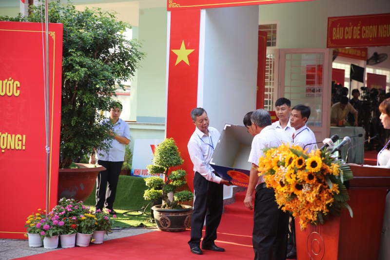 Cử tri cả nước thực hiện quyền và nghĩa vụ thiêng liêng của công dân- Ảnh 19.