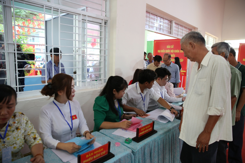 Cử tri cả nước thực hiện quyền và nghĩa vụ thiêng liêng của công dân- Ảnh 22.