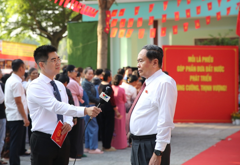 Cử tri cả nước thực hiện quyền và nghĩa vụ thiêng liêng của công dân- Ảnh 21.