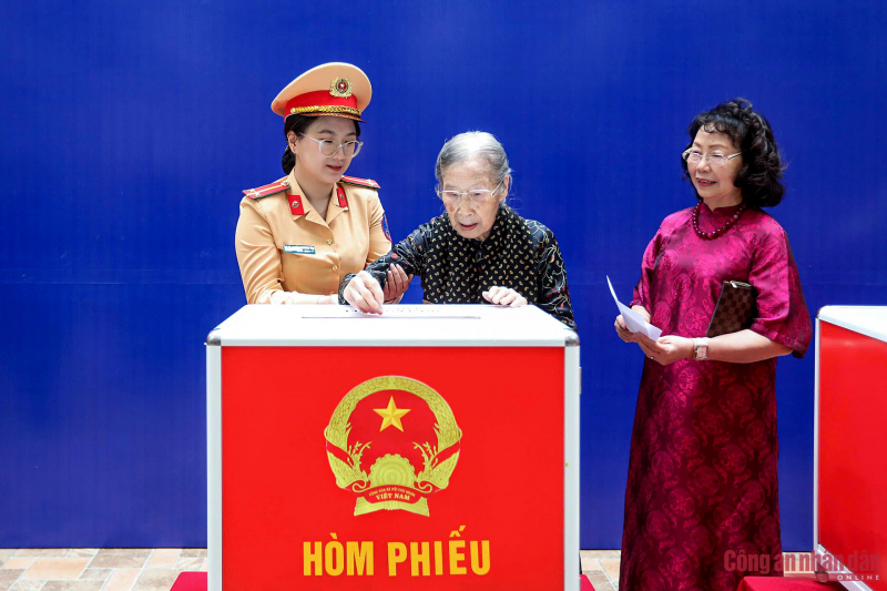 Cử tri cả nước thực hiện quyền và nghĩa vụ thiêng liêng của công dân- Ảnh 43.