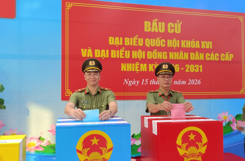 Cử tri cả nước thực hiện quyền và nghĩa vụ thiêng liêng của công dân- Ảnh 44.