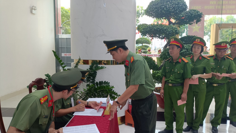 Cử tri cả nước thực hiện quyền và nghĩa vụ thiêng liêng của công dân- Ảnh 45.