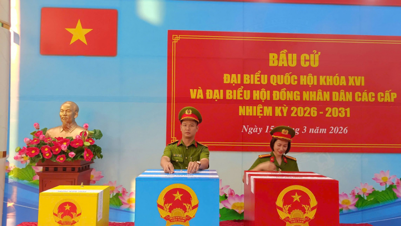 Cử tri cả nước thực hiện quyền và nghĩa vụ thiêng liêng của công dân- Ảnh 46.