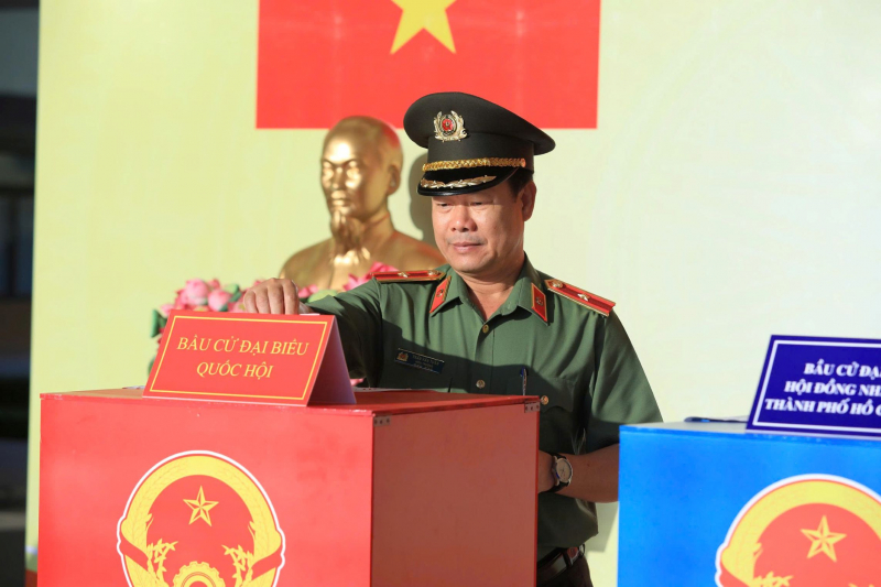 Cử tri cả nước thực hiện quyền và nghĩa vụ thiêng liêng của công dân- Ảnh 47.