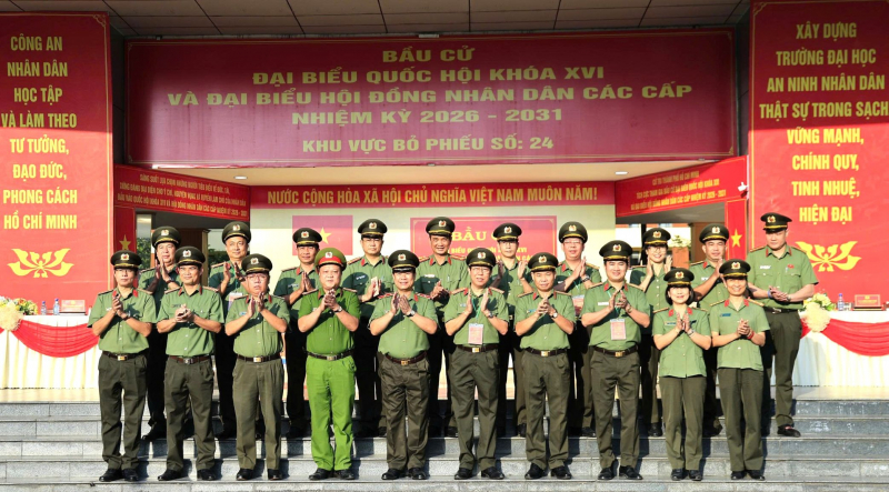 Cử tri cả nước thực hiện quyền và nghĩa vụ thiêng liêng của công dân- Ảnh 48.