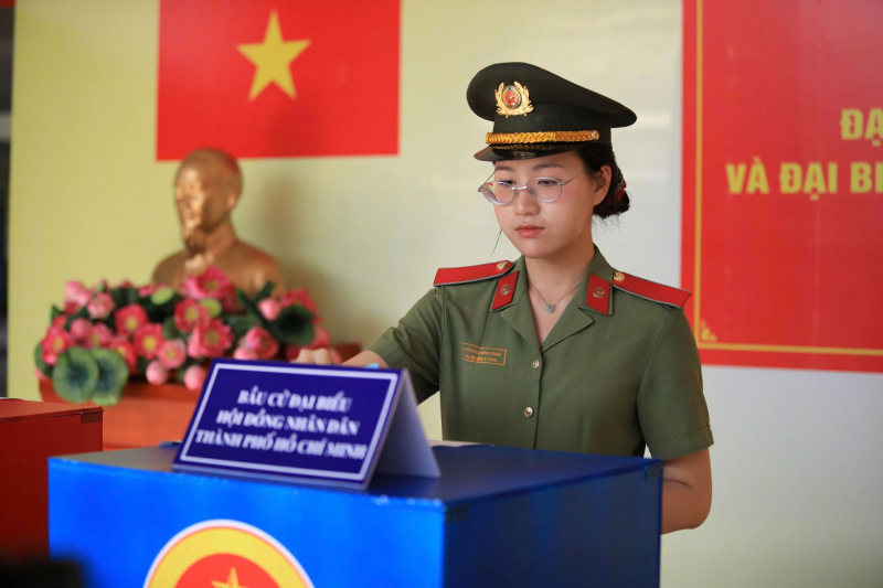 Cử tri cả nước thực hiện quyền và nghĩa vụ thiêng liêng của công dân- Ảnh 49.