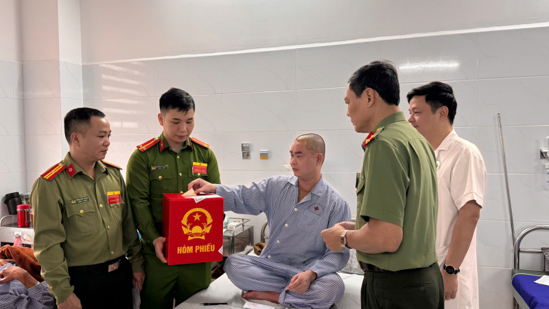 Cử tri cả nước thực hiện quyền và nghĩa vụ thiêng liêng của công dân- Ảnh 50.