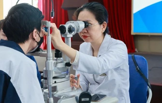 Gia tăng cận thị học đường: Cha mẹ cần chủ động can thiệp sớm- Ảnh 1.