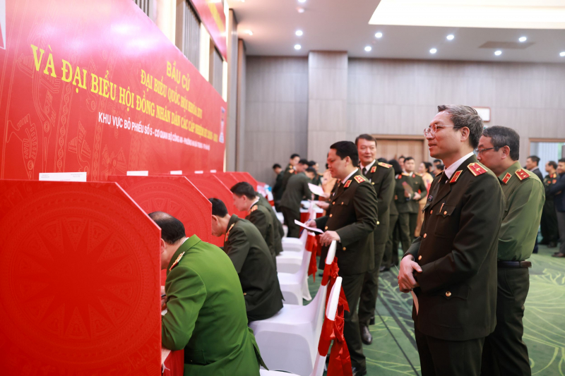 Cử tri cả nước thực hiện quyền và nghĩa vụ thiêng liêng của công dân- Ảnh 32.