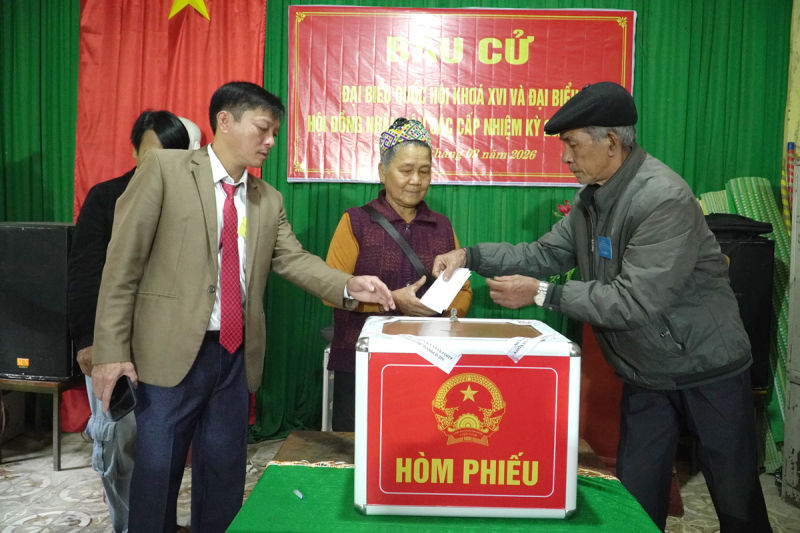 Cử tri cả nước thực hiện quyền và nghĩa vụ thiêng liêng của công dân- Ảnh 75.