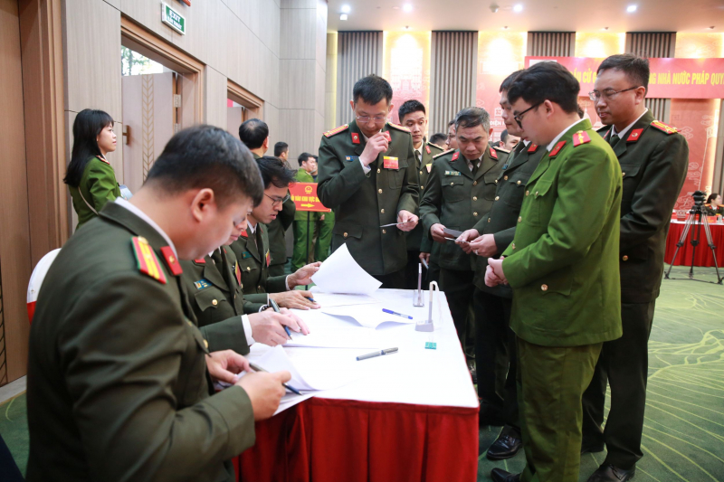 Cử tri cả nước thực hiện quyền và nghĩa vụ thiêng liêng của công dân- Ảnh 37.