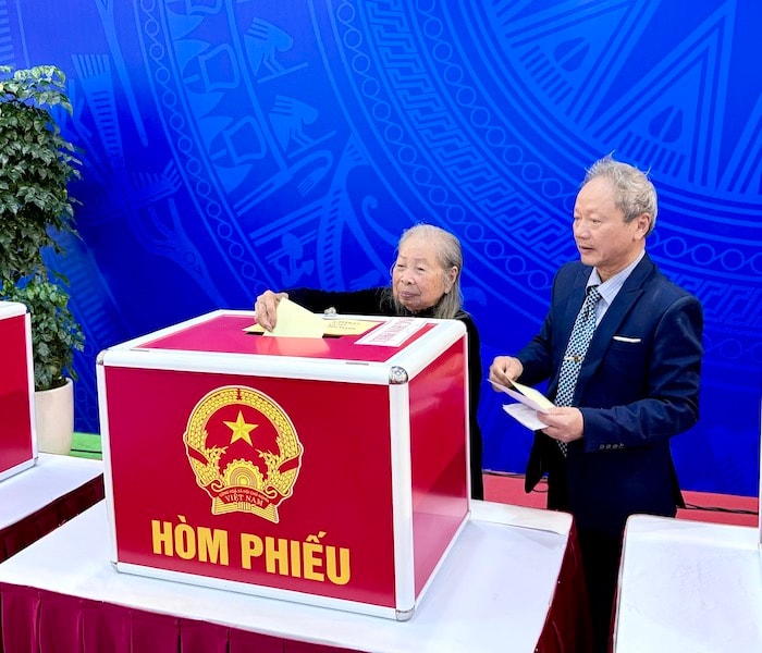 Phường Hai Bà Trưng: Một số tổ bầu cử ghi nhận tỷ lệ cử tri tham gia bỏ phiếu đạt trên 50% số lượng cử tri- Ảnh 2.