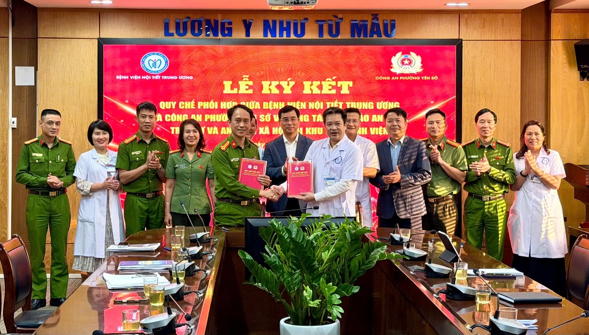 Công an phường Yên Sở và Bệnh viện Nội tiết Trung ương tổ chức Lễ ký kết quy chế phối hợp đảm bảo an ninh trật tự tại Bệnh viện Nội tiết Trung ương- Ảnh 1.