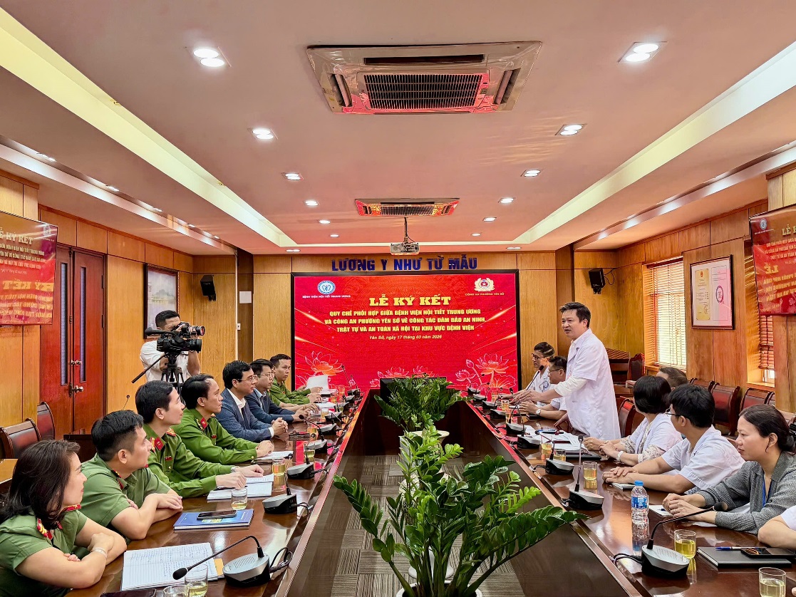 Công an phường Yên Sở và Bệnh viện Nội tiết Trung ương tổ chức Lễ ký kết quy chế phối hợp đảm bảo an ninh trật tự tại Bệnh viện Nội tiết Trung ương- Ảnh 2.