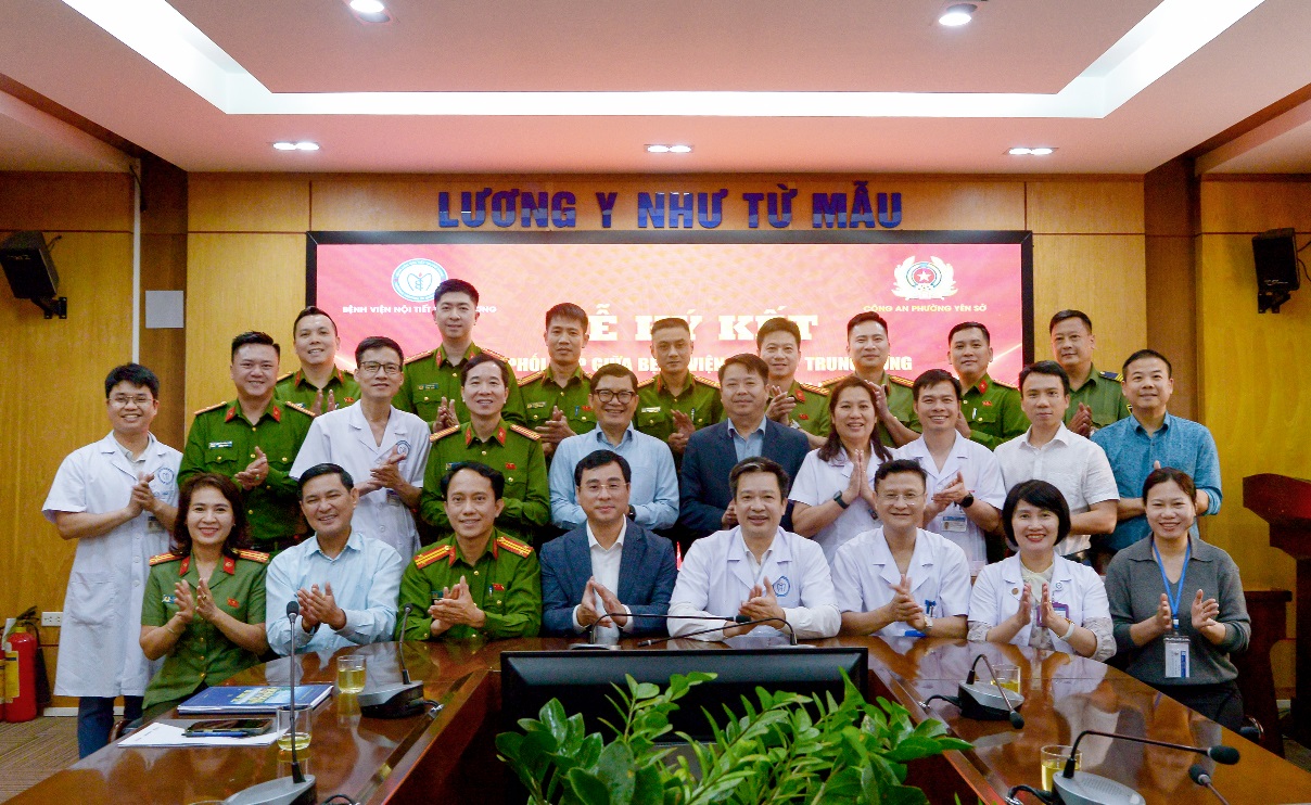 Công an phường Yên Sở và Bệnh viện Nội tiết Trung ương tổ chức Lễ ký kết quy chế phối hợp đảm bảo an ninh trật tự tại Bệnh viện Nội tiết Trung ương- Ảnh 4.
