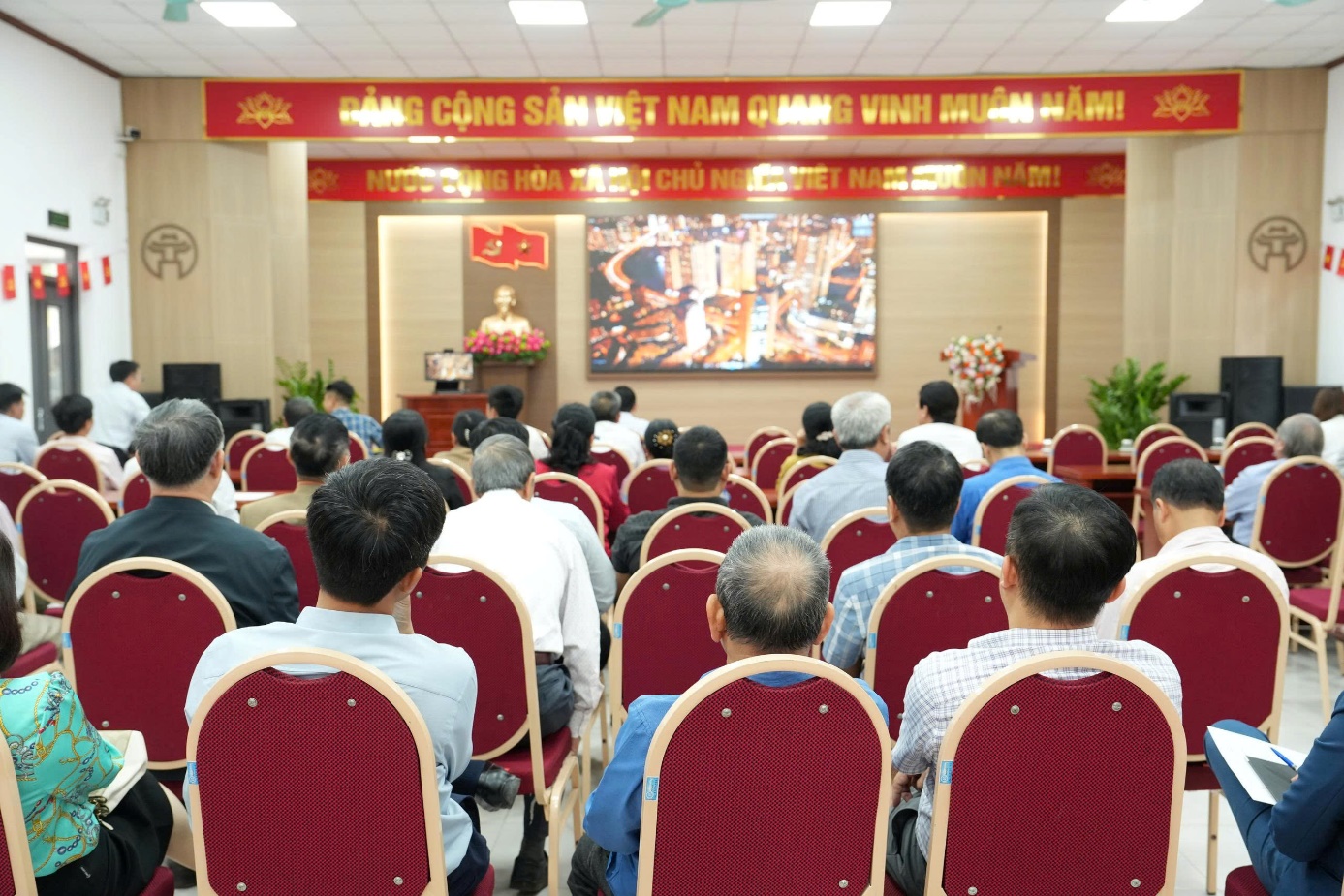 Ảnh có chứa trang phục, người, đàn ông, trong nhà  Nội dung do AI tạo ra có thể không chính xác.