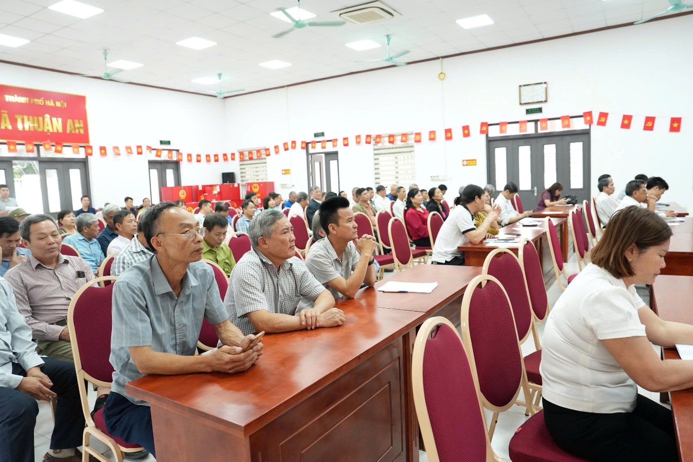 Ảnh có chứa trang phục, người, phụ nữ, đồ đạc  Nội dung do AI tạo ra có thể không chính xác.