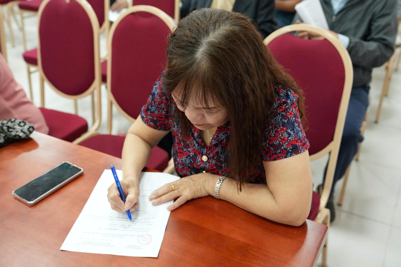 Ảnh có chứa trang phục, người, Học tập, trong nhà  Nội dung do AI tạo ra có thể không chính xác.