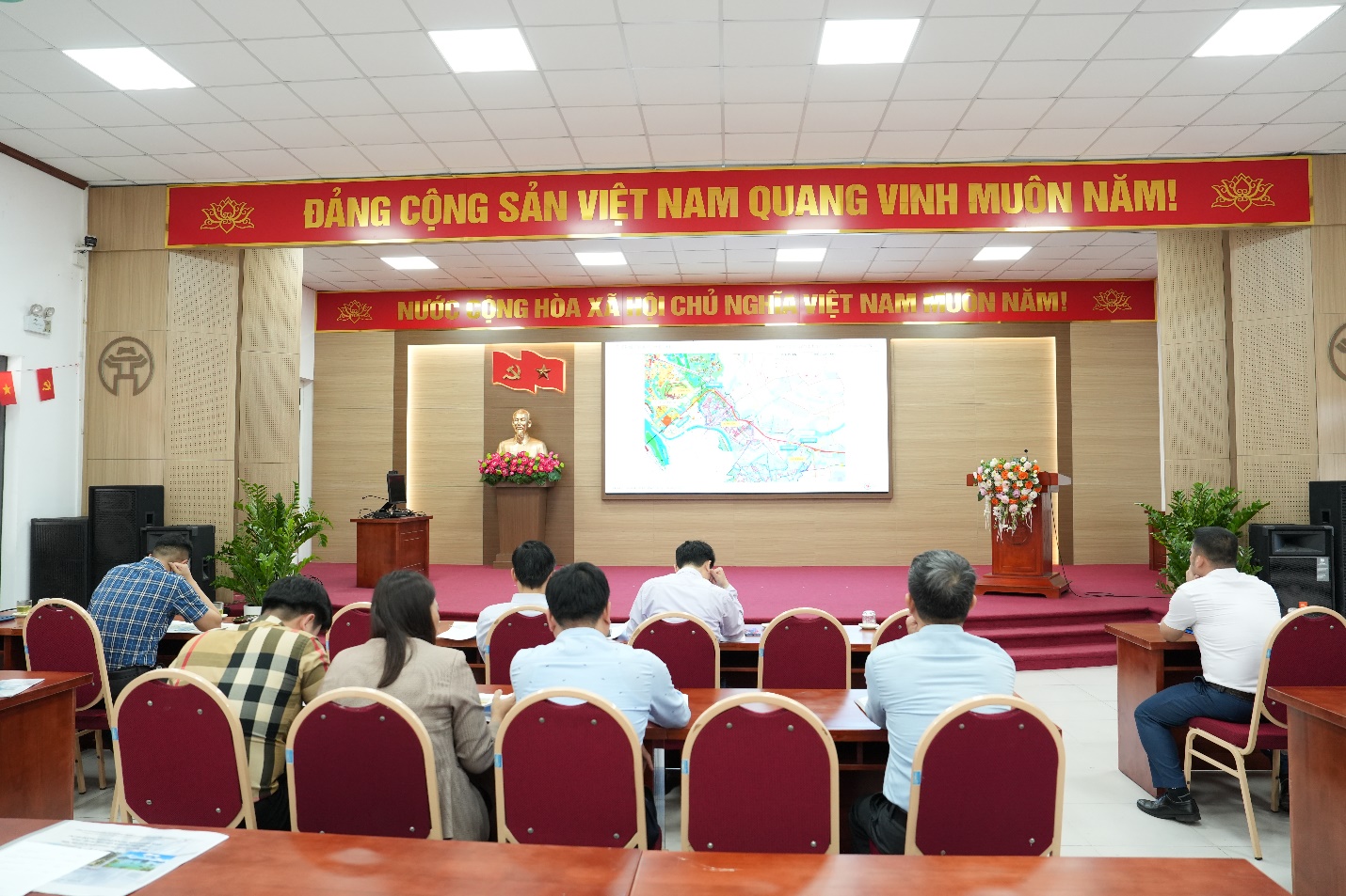 Ảnh có chứa đồ đạc, trong nhà, trang phục, tường  Nội dung do AI tạo ra có thể không chính xác.
