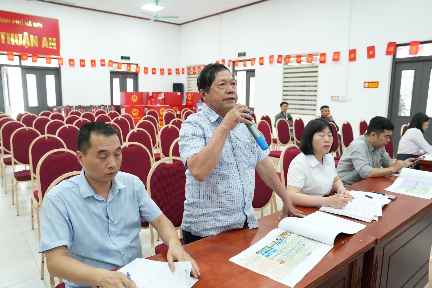 Ảnh có chứa trang phục, người, trong nhà, đàn ông  Nội dung do AI tạo ra có thể không chính xác.