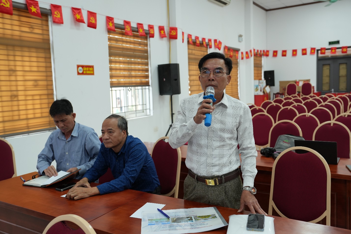 Ảnh có chứa trang phục, người, trong nhà, đồ đạc  Nội dung do AI tạo ra có thể không chính xác.