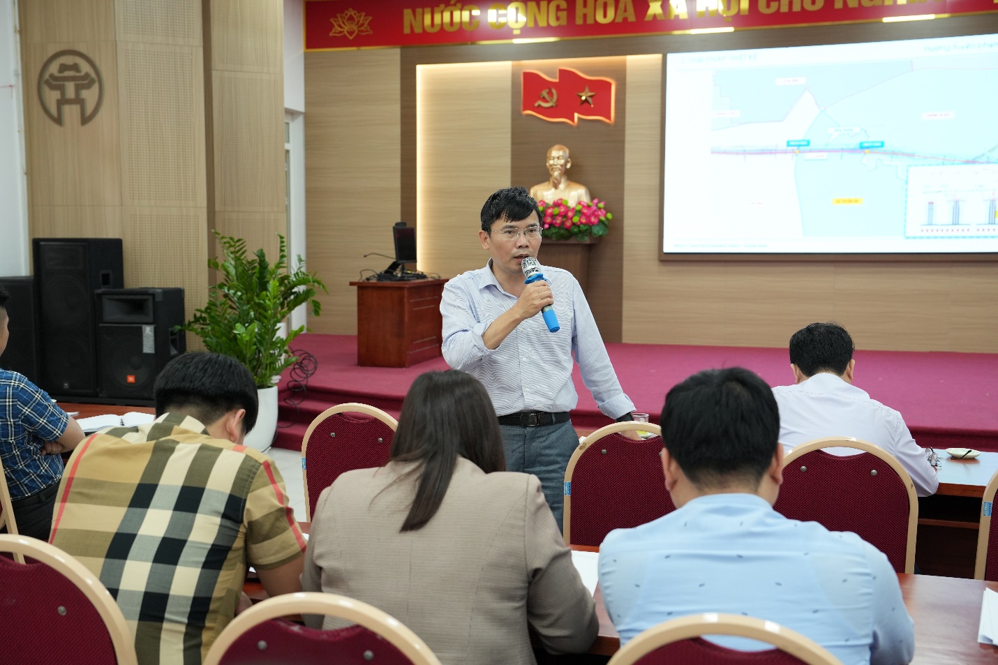 Ảnh có chứa trang phục, đàn ông, người, trong nhà  Nội dung do AI tạo ra có thể không chính xác.