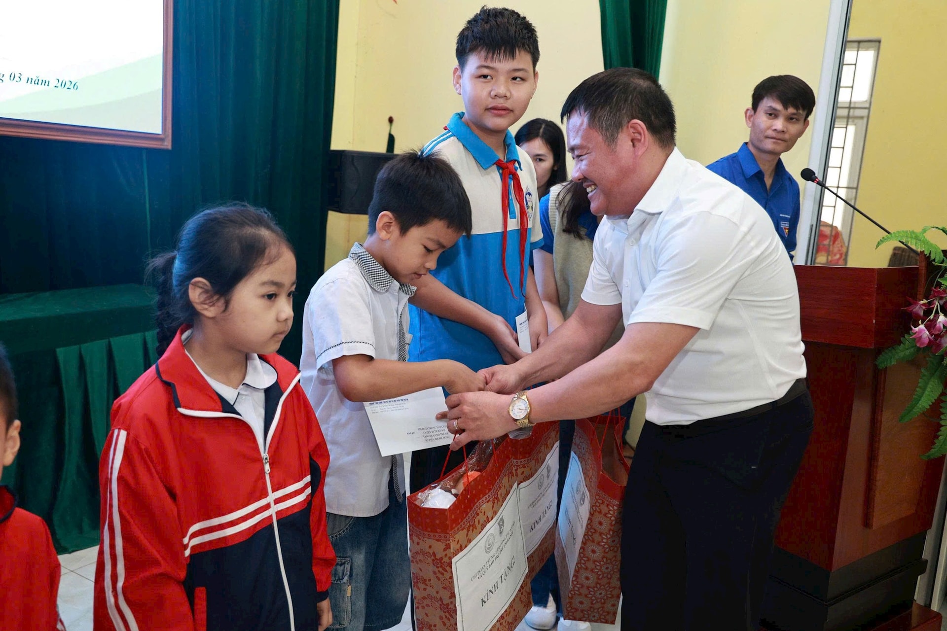 Ứng Thiên kết nạp đoàn viên tiêu biểu tại “địa chỉ đỏ”, tặng quà học sinh khó khăn- Ảnh 6.