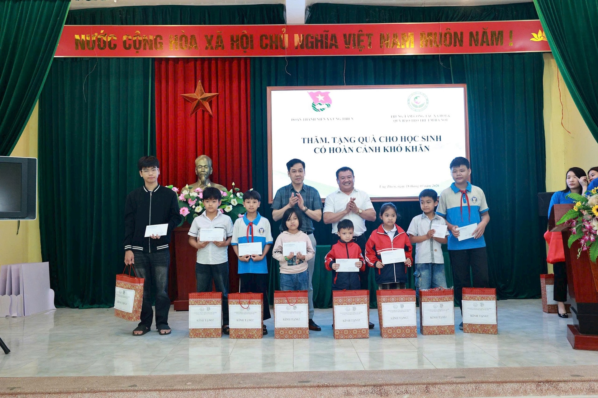 Ứng Thiên kết nạp đoàn viên tiêu biểu tại “địa chỉ đỏ”, tặng quà học sinh khó khăn- Ảnh 7.