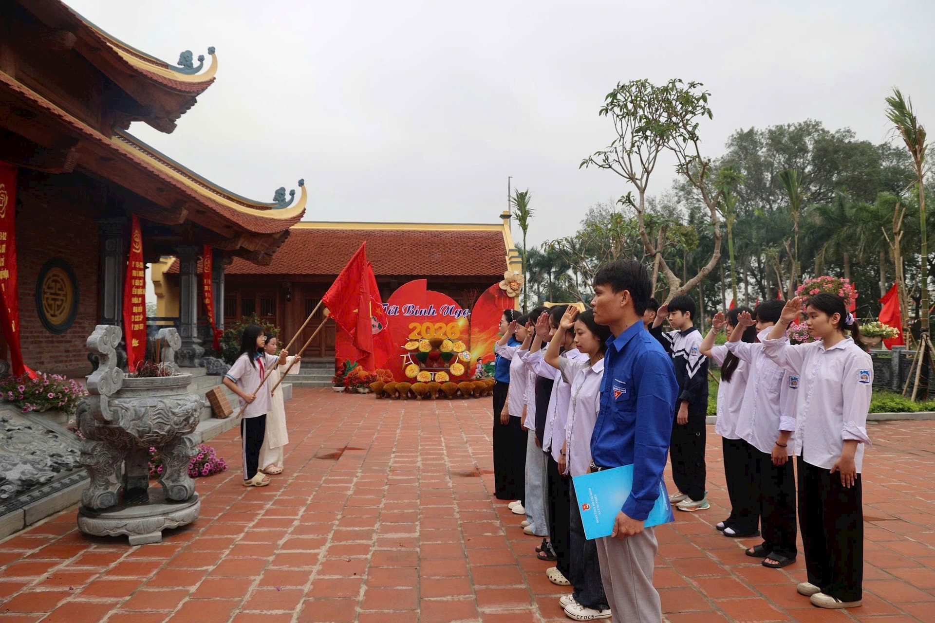 Ứng Thiên kết nạp đoàn viên tiêu biểu tại “địa chỉ đỏ”, tặng quà học sinh khó khăn- Ảnh 3.