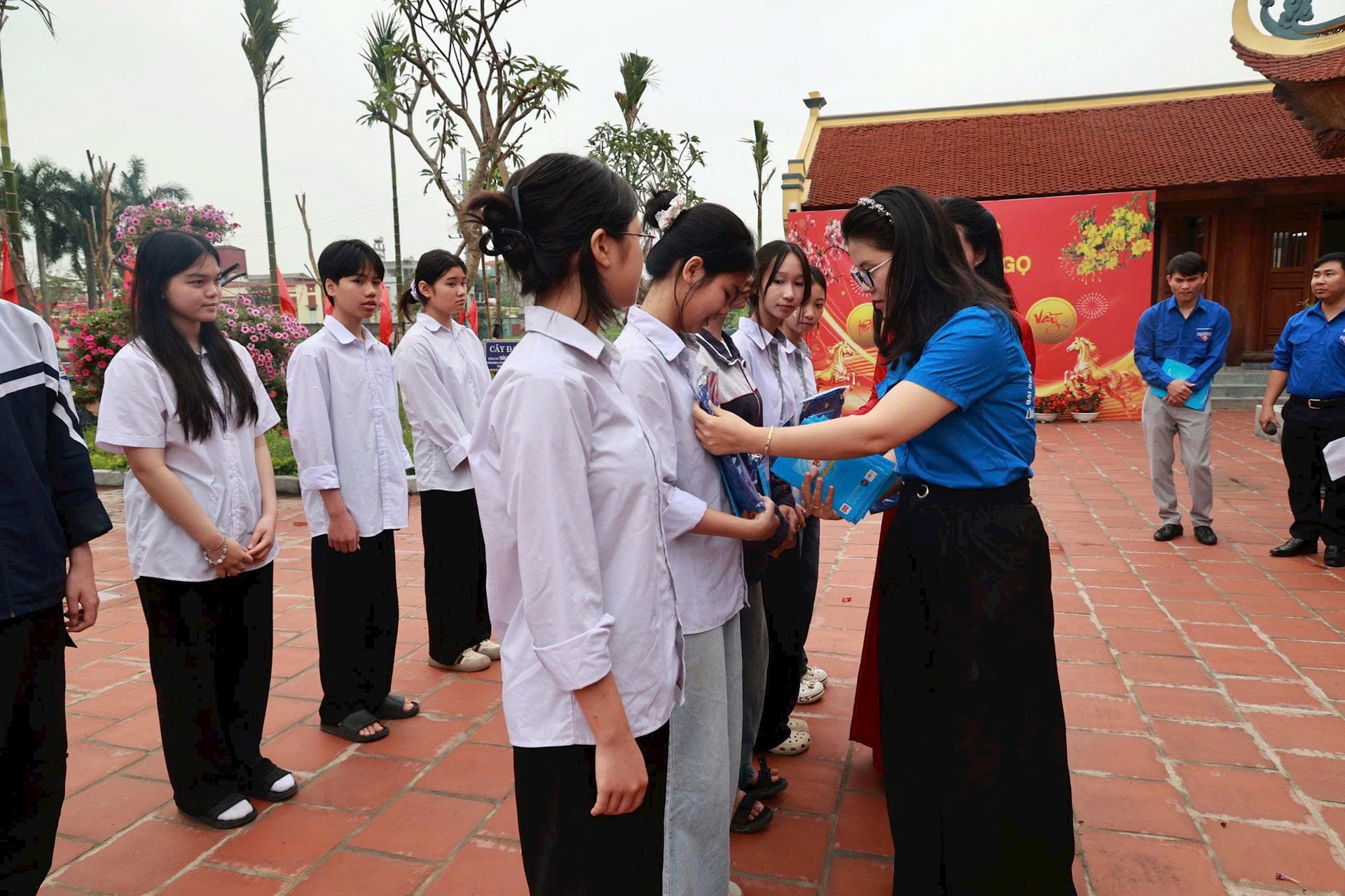 Ứng Thiên kết nạp đoàn viên tiêu biểu tại “địa chỉ đỏ”, tặng quà học sinh khó khăn- Ảnh 4.