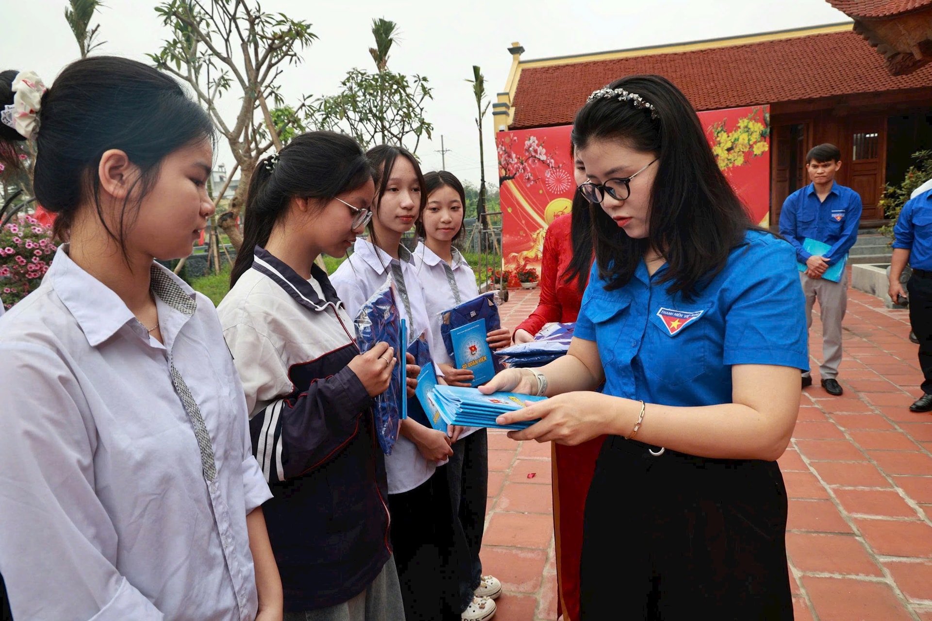 Ứng Thiên kết nạp đoàn viên tiêu biểu tại “địa chỉ đỏ”, tặng quà học sinh khó khăn- Ảnh 5.